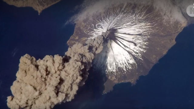 Ein Vulkan aus der Vogel- bzw Satellitenperspektive.