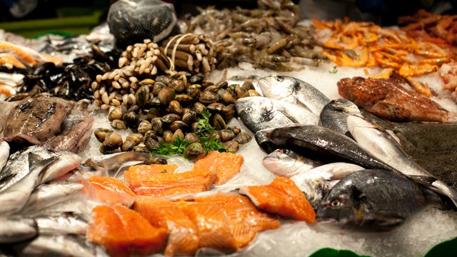 Fisch und Meeresfrüchte auf einem Markt in Spanien.