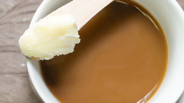 Butter in Kaffee zu mixen, klingt ein bisschen unappetitlich. Bei näherer Betrachtung ist es das auch.