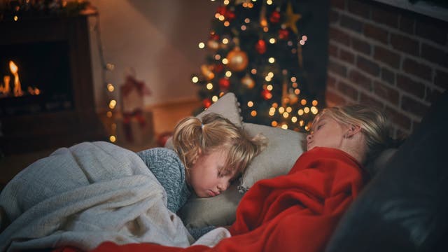 Schlafende Kinder im weihnachtlich geschmückten Zimmer