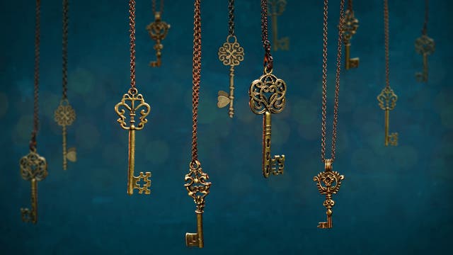 Neun Schlüssel, die an Ketten hängen
