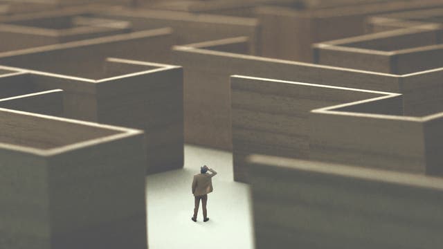 Ein Mann steht vor einem Labyrinth: In manchen Fällen gibt es keine optimale Strategie