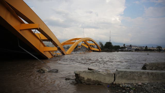 Brücke in Palu nach dem Tsunami
