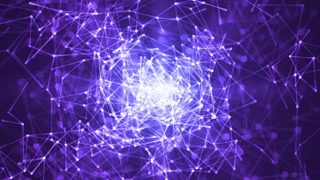 Ein abstraktes, digitales Kunstwerk mit einem Netzwerk aus leuchtenden, violetten Linien und Punkten auf einem dunklen Hintergrund. Die Linien verbinden sich zu einem komplexen Muster, das an ein neuronales Netzwerk oder ein digitales Datennetz erinnert. In der Mitte ist eine besonders helle, leuchtende Stelle, die den Fokus des Bildes bildet. Die Komposition vermittelt ein Gefühl von Technologie und Vernetzung.