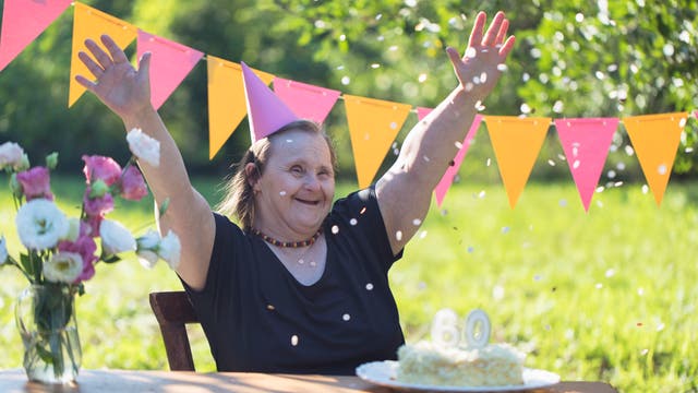 Eine Jubilarin mit Down-Syndrom auf ihrer Geburtstagsfeier