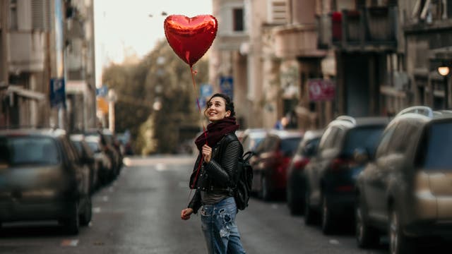 Frau mit Herzluftballon