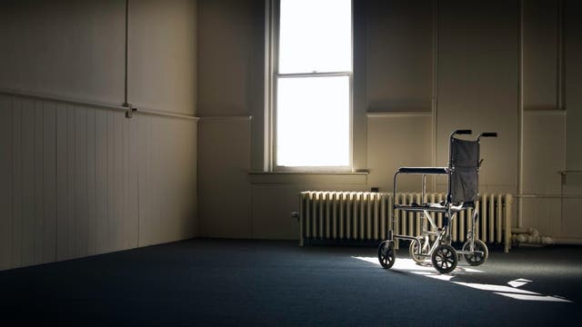 Leerer Rollstuhl in einem Krankenhauszimmer