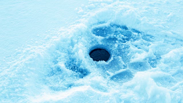 Rundes Loch im Eis