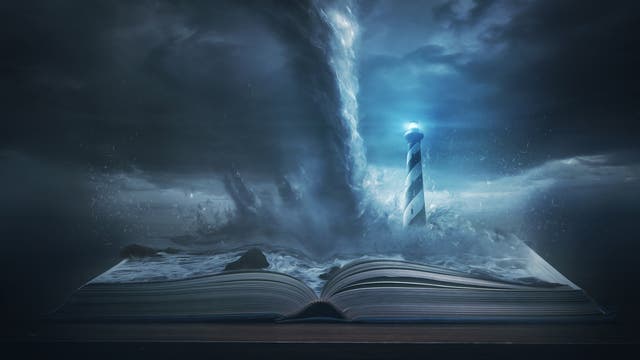 Ein Buch, auf dessen aufgeschlagenen Seiten ein Tornado neben einem Leuchtturm tobt