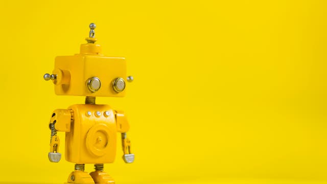 Roboter schaut künstlich intelligent