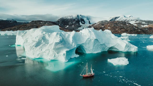 Riesige Eisberge und beeindruckende Berglandschaften in Ostgrönland