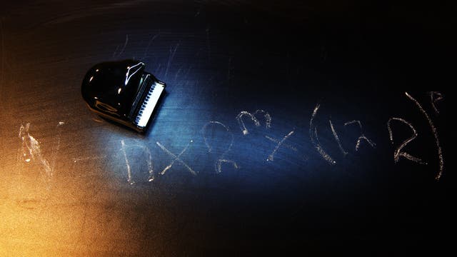 Ein Klavier in einem Saal, auf dessen Boden mathematische Ausdrücke stehen