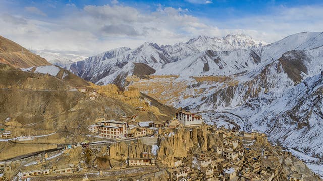Lamayuru-Kloster im Industal im indischen Ladakh vor Schnee bedeckter Bergkette des Himalaja.