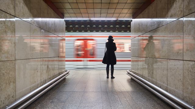 Frau an der U-Bahn-Station