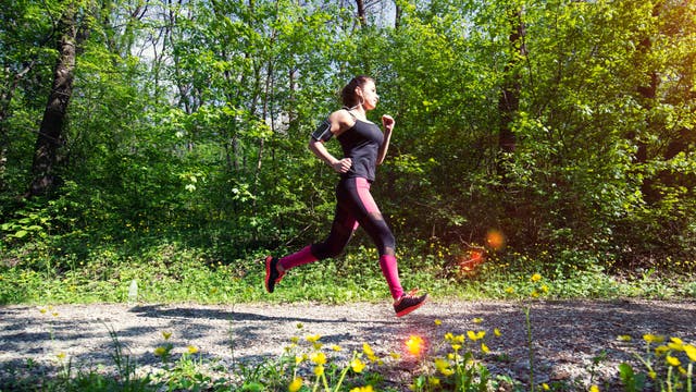 Junge Frau joggt in der Natur