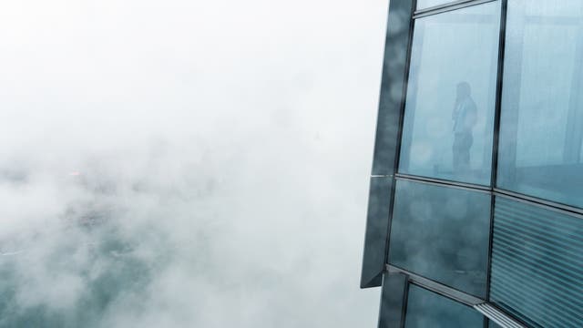 Gebäude im Nebel