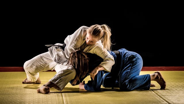 Zwei Frauen beim Judo am Boden