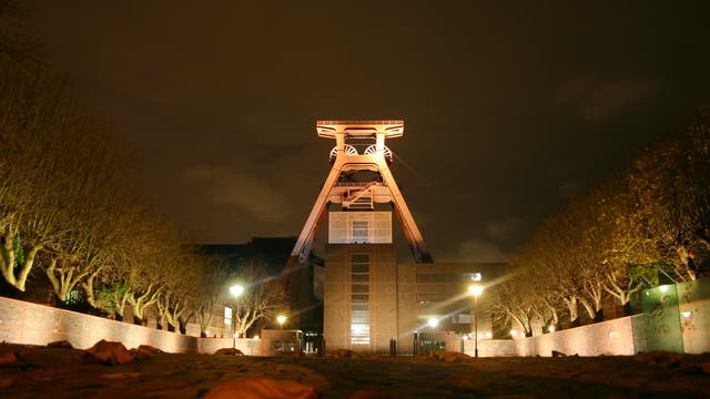 Zeche Zollverein angeleuchtet bei Nacht