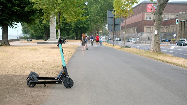 Zwei E-Scooter am Wegesrand