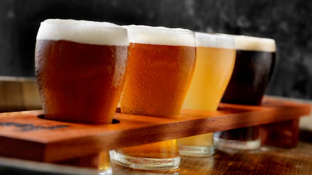 Verschiedene Sorten Bier in Gläsern.