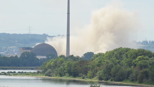 Abriss der Kernkraftwerks Mülheim-Kärlich - eine Staubwolke über den Reaktorgebäuden.