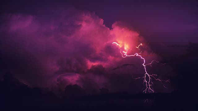 Blitze entstehen, wenn Eiskristalle in konvektiven Gewitterwolken - Wolken, gefüllt mit aufgewühlten Strömen, die von warmer Luft gespeist werden - zusammenstoßen und elektrische Ladung übertragen.