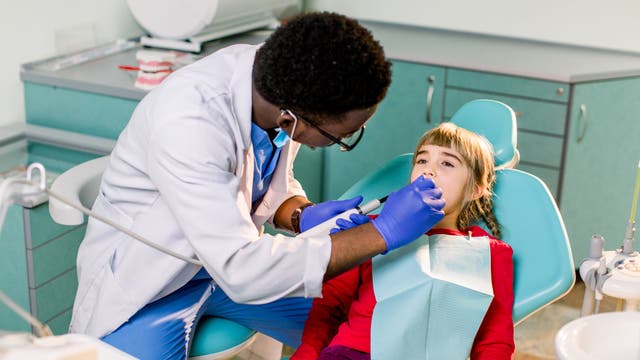 Schon die ganz Kleinen an Zahnarztbesuche zu gewöhnen, ist ratsam.