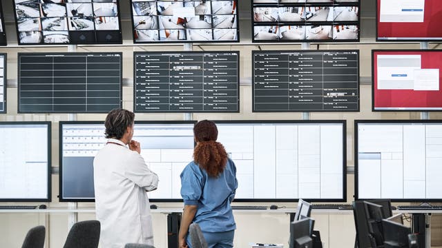 Medizinisches Personal betrachtet Monitore 