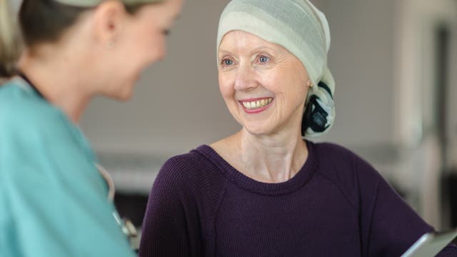 Ärztin klärt Krebspatientin auf