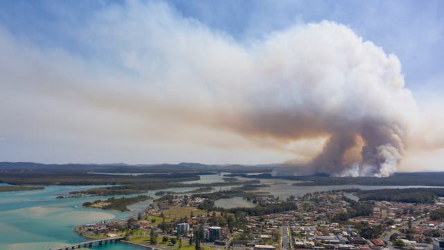 Eine Rauchwolke am Horizont droht sich über die australische Ortschaft Tuncurry auszubreiten