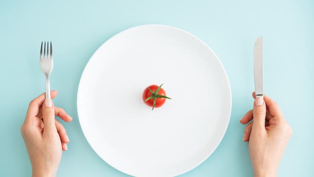 Vor allem das Intervallfasten lässt sich häufig ohne große Umstellungen in den Alltag integrieren.