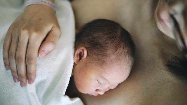 Frühgeborene oder sehr zarte Babys haben höhere Überlebenschancen, wenn sie direkt nach der Geburt Hautkontakt mit anderen Menschen haben.