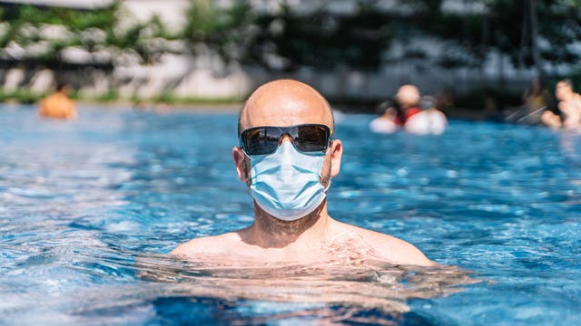 Mann mit Maske im Pool