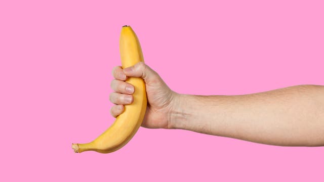 Ein Mann hält eine Banane in der Hand
