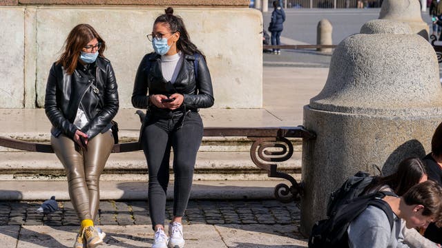 Zwei Frauen tragen wegen des Cornavirus medizinische Masken auf dem Petersplatz in Rom.