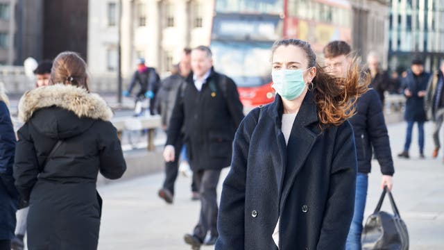 Frau mit Mundschutz in London