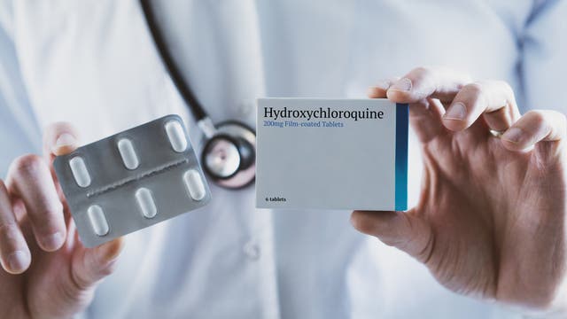 Arzt hält Hydroxychloroquin-Pillen