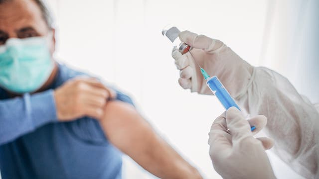 Forscher testen Covid-19-Impfstoffkandidaten zwar schon an Menschen, aber nur in kleinen Gruppen.