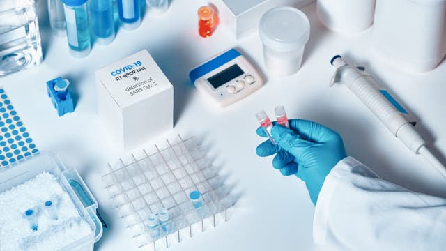 Corona-PCR-Testkit auf einem Tisch.