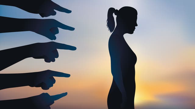 Silhouette einer Frau, Finger zeigen auf sie (Symbolbild)