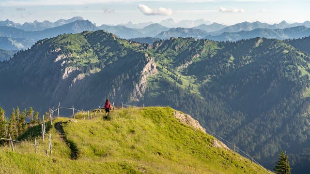 Frau beim Wandern auf dem Kamm der Nagelfluhkette in den Allgäuer Alpen bei Immenstadt.