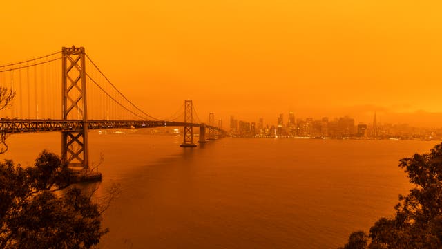 Rauch von Waldbränden färbt den Himmel über San Francisco orange.