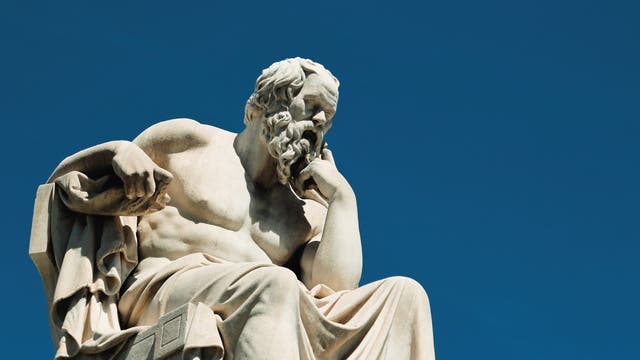 Statue des griechischen Philosophen Sokrates vor blauem Himmel