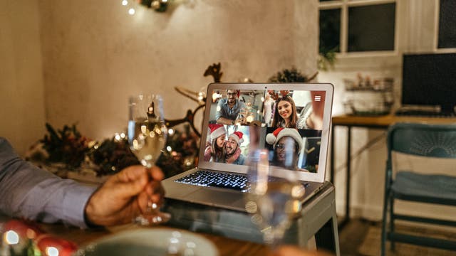 Für die Weihnachtstage vom 24. bis 26. Dezember 2020 gilt: Im engsten Familienkreis können Treffen mit vier über den eigenen Hausstand hinausgehenden Personen möglich sein. So manche planen deshalb digitale Treffen.