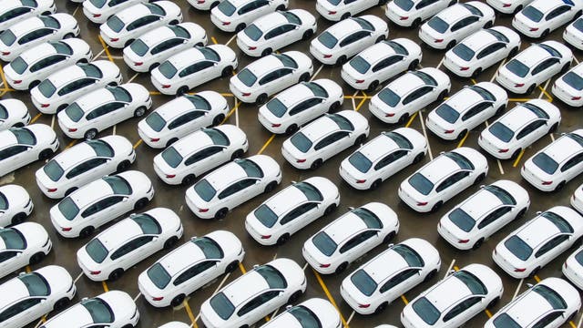 Einheitlich weiße Autos auf dem Parkplatz einer Autofabrik