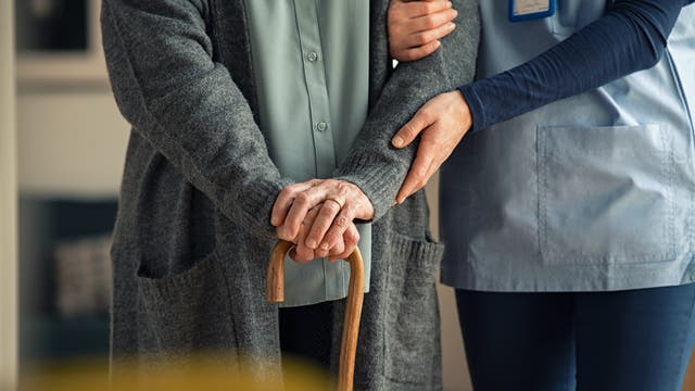 Krankenschwester hilft Seniorin