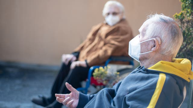 Senioren warten auf den Impftermin