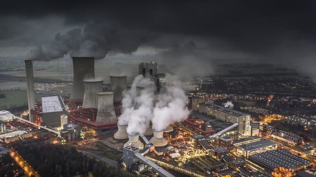 Luftaufnahme eines deutschen Braunkohlekraftwerks in der Abenddämmerung