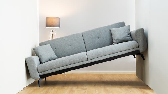 Ein Sofa, das nicht in den Raum passt