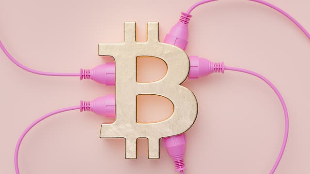 Bitcoin-Symbol, in dem Stromstecker stecken